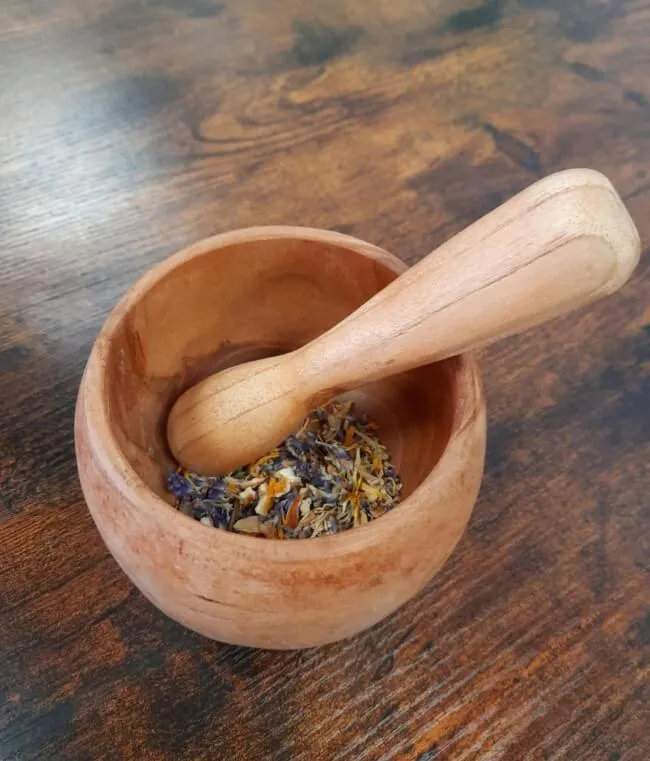 Drcení sušených bylin v hmoždíři – workshop vykuřovadel Zlín