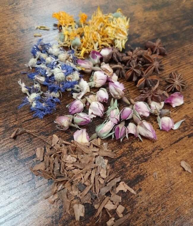 Byliny a koření připravené k míchání vykuřovadel – Zlín