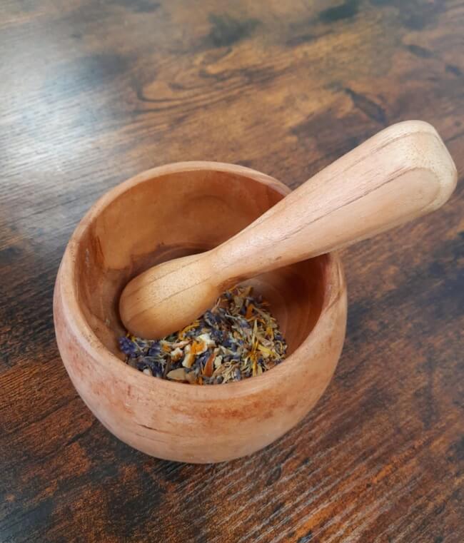 Drcení sušených bylin v hmoždíři – workshop vykuřovadel Zlín