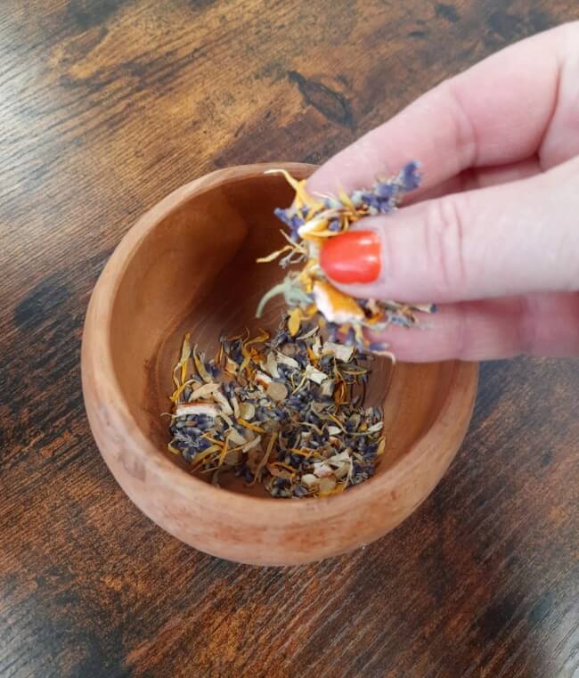 Barevné květy a bylinky – ingredience vykuřovadel, Zlín