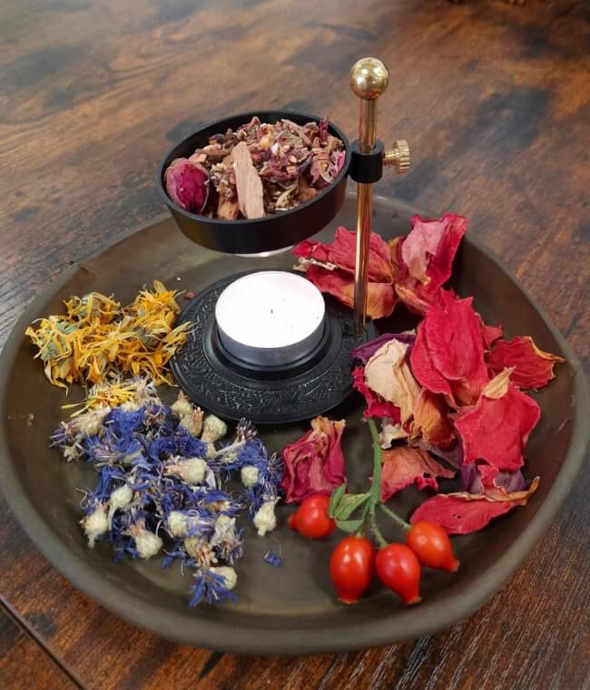 Miska s uhlíkem a zapálenou směsí vykuřovadla – Zlín