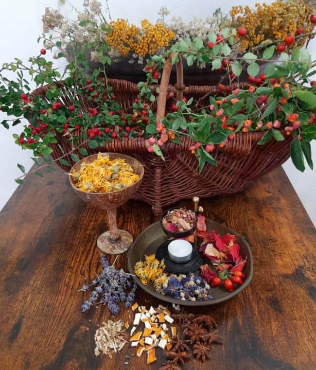 Koše plné sušených bylin a květů – workshop vykuřovadel Zlín